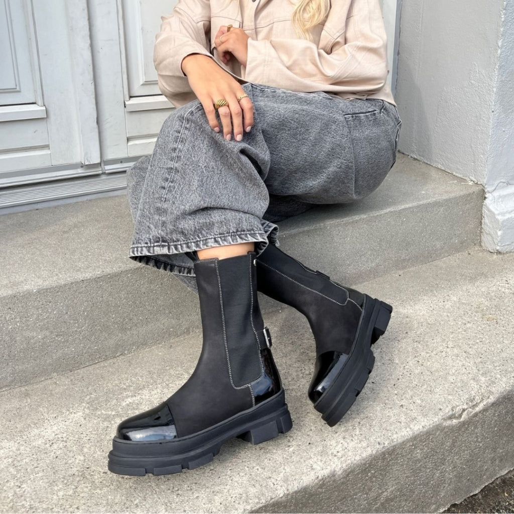 THE BELIVE BOOT Black patent